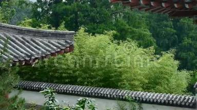 中国古寺建筑在森林，竹山丘陵，雕梁画栋..
